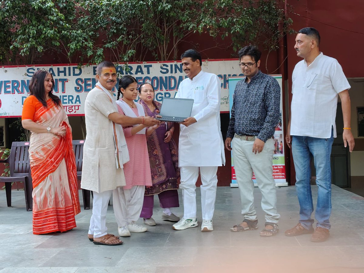 pragyatango's tweet photo. Huge congratulations to Sakshi from our Udyog Vihar centre for scoring 90%+ in her 10th HBSE exams without extra tuitions! To support her dedication, Pragyata Foundation gifted her a laptop. Big thanks to donor Rohit Kumar &amp; mentor Keshav Vats! https://t.co/y5ChQq199P