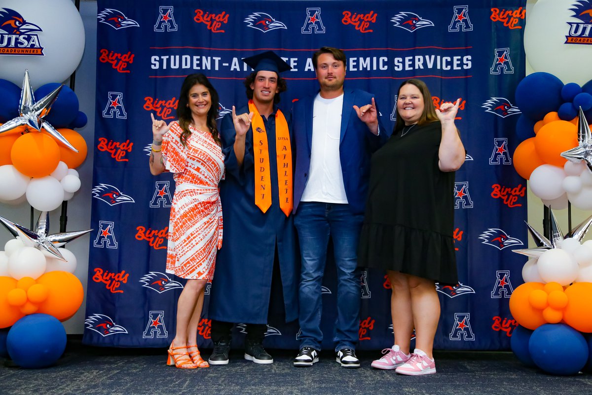 UTSAMT's tweet photo. LUUUUUUUUKE 🎓

#BirdsUp 🤙 | #LetsGo210 https://t.co/a7InBSyake