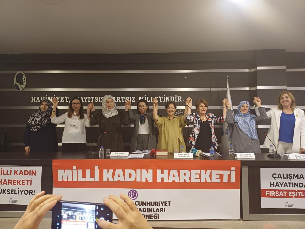 rprefahizmir's tweet photo. Cumhuriyet Kadınları Derneği'nin gerçekleştirdiği Milli Kadın Hareketi buluşmaaında altı siyasi parti biraraya gelirken, Kadın Kollarımız da bu kıymetli etkinlikte yer aldı. 

Kadın Kolları Başkanımız Sayın Döndü Arıkan konuşmasında, dünyada ve ülkemizde yaşanan sorunlara Milli Görüşçü bakış açısıyla çözüm yolları önerdi. Milli birlik ve beraberliğimize vurgu yaptı.