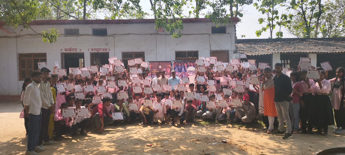 dm_kushinagar's tweet photo. राजकुमार हायर स्कूल, कुबेरनाथ में संचालित E-Literacy Program का समापन आज सफलतापूर्वक संपन्न हुआ। कार्यक्रम के अंतिम दिवस पर तीनों बैच के कुल 141 विद्यार्थियों को प्रमाण-पत्र वितरित किए गए। साथ ही छात्र-छात्राओं ने प्रस्तुतीकरण (Presentation) के माध्यम से प्रशिक्षण के दौरान अर्जित अपने डिजिटल ज्ञान एवं कौशल का प्रभावशाली प्रदर्शन किया।
विद्यार्थियों का उत्साह, आत्मविश्वास एवं सक्रिय सहभागिता कार्यक्रम की सफलता का प्रमुख आधार रहा। District e-Governance Society  एवं Durga Foundation के सहयोग से संचालित यह पहल युवाओं को डिजिटल रूप से जागरूक एवं तकनीकी रूप से सक्षम बनाने की दिशा में महत्वपूर्ण भूमिका निभा रही है।

#CertificationDay #ELiteracy #DigitalEmpowerment #SkillDevelopment #DurgaFoundation
