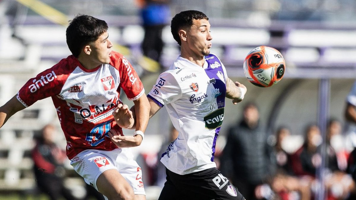 PortaldelNorte2's tweet photo. 🔴⚪ ¡POR FIN, TACUARÉ! Tacuarembó FC rompió la racha y logró su primer triunfo del año al vencer 2-1 a Fénix como visitante. Un desahogo enorme que le permite salir del fondo de la tabla anual. https://t.co/sQmglVir2a