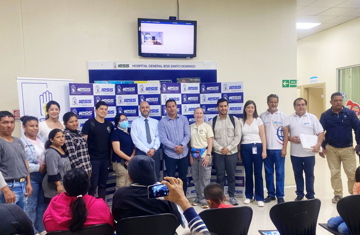 IESSStodomingo's tweet photo. #IESSteInforma | El🏥Hospital General @IESSStodomingo apoyó con voluntarios y atendió alrededor de 30 pacientes en valoraciones médicas, durante la jornada junto a @EcSonrisa 

✔️ Estos pacientes podrán ser considerados para cirugías programadas los días 5 y 6 de junio😊💙✨ https://t.co/wdgEfUbtSS