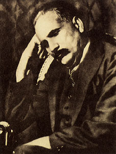 mshinqiti's tweet photo. أنا قد يحمرُّ وجهي خَجَــلاً 
حين تبدو صُحُفي بين يديكْ 
ورجائــي عندما تقـرأُهــــــا 
أنني أنظــرُ يا ربي إلـيــــــكْ
— محمد إقبال
#أغاريد_الروح https://t.co/c8UxWATkoX