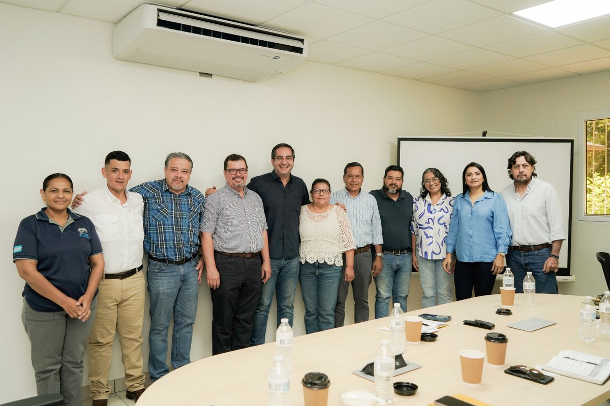 MarcoMidence's tweet photo. Hoy sostuve una reunión con directivos del CREDIA, un verdadero pulmón verde de La Ceiba, con más de 14 manzanas de jardín al servicio de la ciudad.

Avanzamos en la coordinación para hacer realidad la Feria del Agricultor en La Ceiba, Atlántida, un espacio que permitirá conectar directamente a nuestros productores con los consumidores, fortaleciendo la economía local y abriendo nuevas oportunidades para el sector agrícola.

Seguimos trabajando por una Atlántida con más desarrollo, más producción y más oportunidades para nuestra gente.