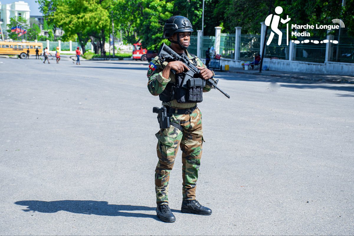 MarcheLongue's tweet photo. À l’occasion de la célébration du 18 mai, les Forces Armées d’Haïti ont déployé un important dispositif de sécurité afin de sécuriser l’ensemble du périmètre où se déroule les cérémonies officielles. Cette mobilisation vise à garantir le bon déroulement des activités ainsi que la sécurité de la population et des autorités présentes.

Il faut dire cette année, les cérémonies officielles ont lieu en toute sécurité au Champ de Mars, grâce à la consolidation des forces armées en soutien à la PNH

#MarcheLongueMedia