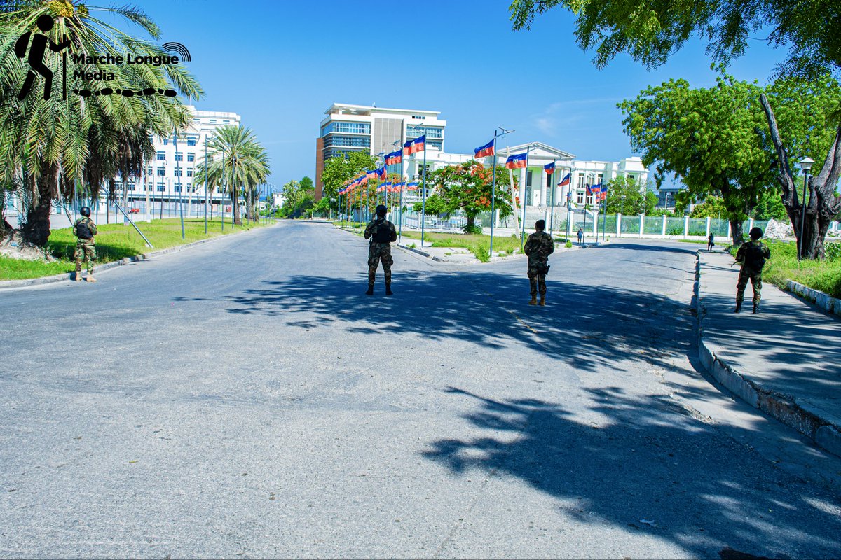MarcheLongue's tweet photo. À l’occasion de la célébration du 18 mai, les Forces Armées d’Haïti ont déployé un important dispositif de sécurité afin de sécuriser l’ensemble du périmètre où se déroule les cérémonies officielles. Cette mobilisation vise à garantir le bon déroulement des activités ainsi que la sécurité de la population et des autorités présentes.

Il faut dire cette année, les cérémonies officielles ont lieu en toute sécurité au Champ de Mars, grâce à la consolidation des forces armées en soutien à la PNH

#MarcheLongueMedia