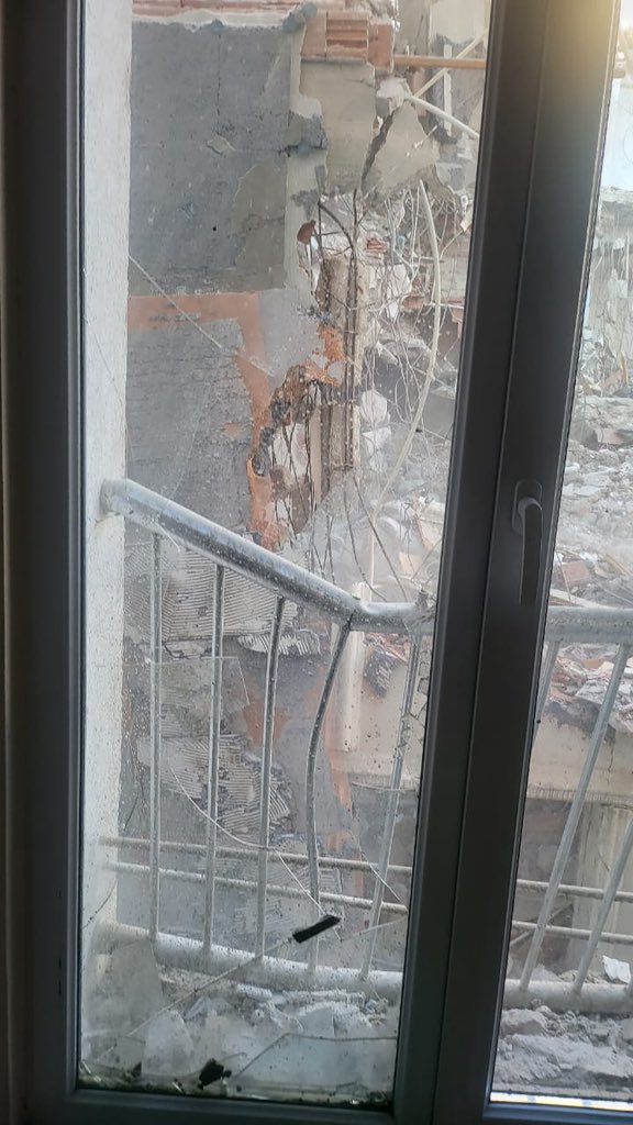 Cigdemyersel2's tweet photo. @avcilarbel Avcılar belediyesi yan binada yıkım yapılıyor bu nasıl iş hiçbir güvenlik önlemi yok https://t.co/sFxMx6bcQJ
