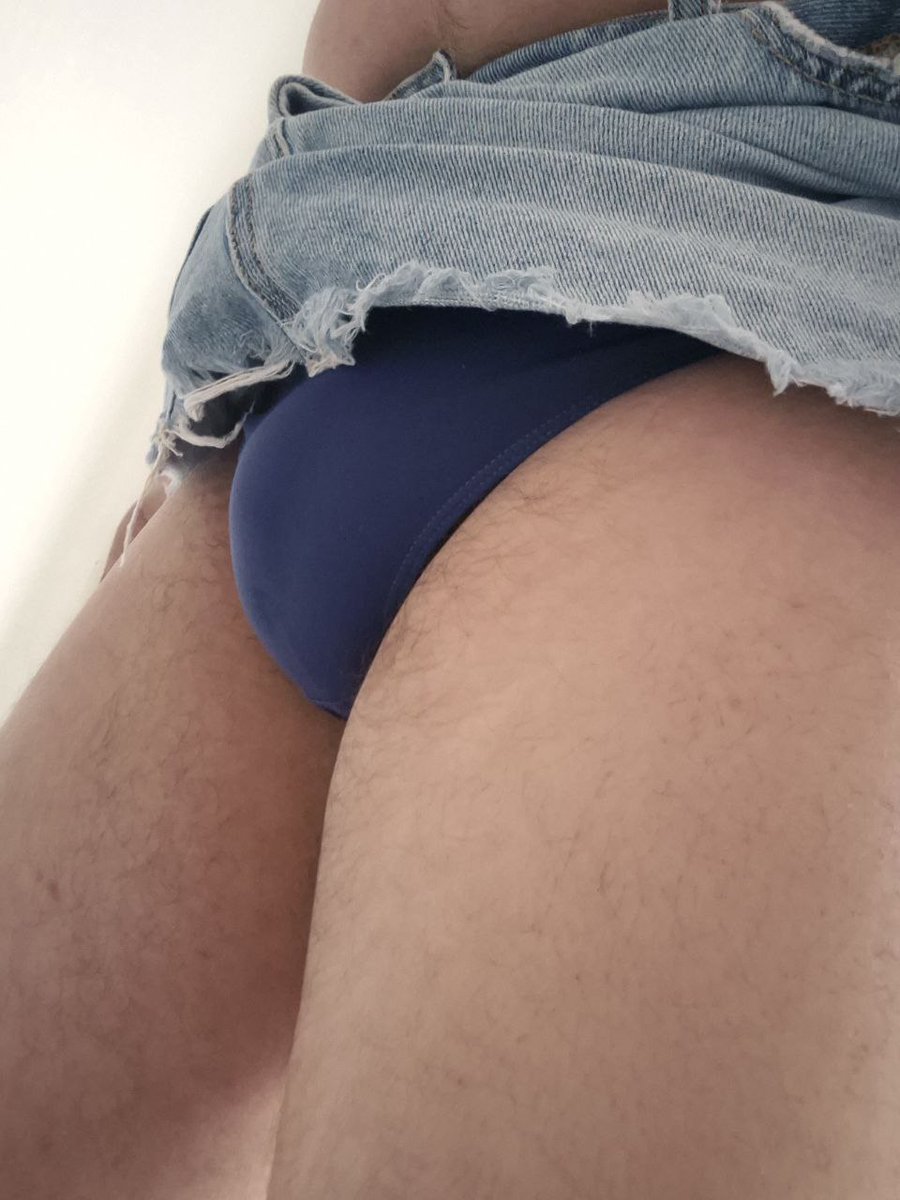 hexperimentar's tweet photo. @Cuerp_Al_Desc Las tangas y faldas de mi esposa https://t.co/F4R6SLDizH