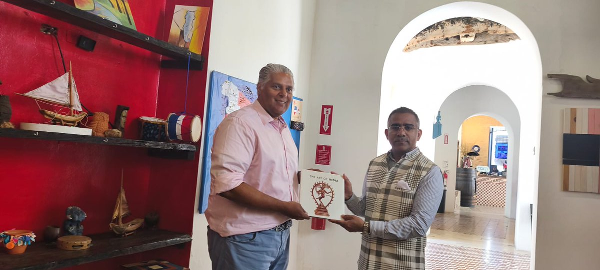 IndiainDR's tweet photo. El Embajador K D Dewal fue recibido en el Cine 4D The Colonial Gate el 15 de mayo de 2026 por el Fundador y Director, el Sr. Cristóbal Justiniano. Durante su visita, se organizaron para el Embajador proyecciones especiales de cortometrajes patrimoniales en 4D, La Batalla de Santo Domingo y Taínos, siendo este último recientemente seleccionado oficialmente en el Festival Internacional de Cine Turístico y Cultural 2026 en India (IFFCT). Este importante encuentro representa un valioso puente cultural entre India y la República Dominicana, fortaleciendo los lazos de amistad, intercambio cultural y cooperación a través del cine, la historia y la innovación audiovisual IFFCT. El Cine 4D Colonial Gate expresó su más sincero agradecimiento al Embajador K D Dewal por su visita, su interés en su propuesta cultural y la visión compartida cinematográfica y patrimonial. 🇮🇳  ____________________________________________________  Ambassador K D Dewal was recieved at The Colonial Gate 4D Cinema on 15 May 2026 by Founder and Director Mr Cristobal Justiniano. During his visit, special screening of 4D Heritage short films La Batalla de Santo Domingo and Taínos, were organised for the Ambassador, the latter recently officially selected in the 2026 International Tourist and Cultural Film Festival in India IFFCT. This significant meeting represents a valuable cultural bridge between India and the Dominican Republic, strengthening bonds of friendship, cultural exchange, and cooperation through cinema, history, and audiovisual innovation IFFCT. 4D Colonial Gate Cinema expressed  sincerest gratitude to Ambassador K D Dewal for his visit, his interest in their cultural proposal, and the shared  cinematographic and heritage vision.   #TheColonialGate #Tainos #LaBatallaDeSantoDomingo #India #RepublicaDominicana
@MIB_India 
@MEAIndia
@PIB_India 
@mygovindia
@nfdcindia
@iffct_india
@TurismoRD
