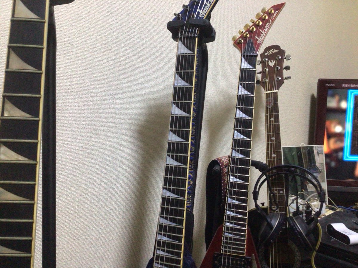kicsey's tweet photo. 青ギターはメンテ完了！赤ギターは来月メンテの予定！
アコギは5/31のイベントの為最優先！
アコギもメンテしたけどー
21日リハで何をアレンジするか決めるわw
イベントで2人でブレインやる事について！
家で弾くには音デッケーwダメだコリャw
スタジオでアレンジ考えよー https://t.co/TtalbcabiJ