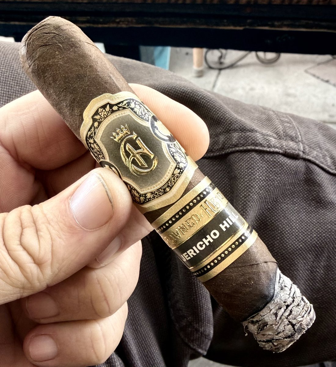 guerella77's tweet photo. Forrest Vess is smoking Jericho Hill. Rated with thumbs up! https://t.co/PTE1Lz7r4w https://t.co/OjDyh1F2l1