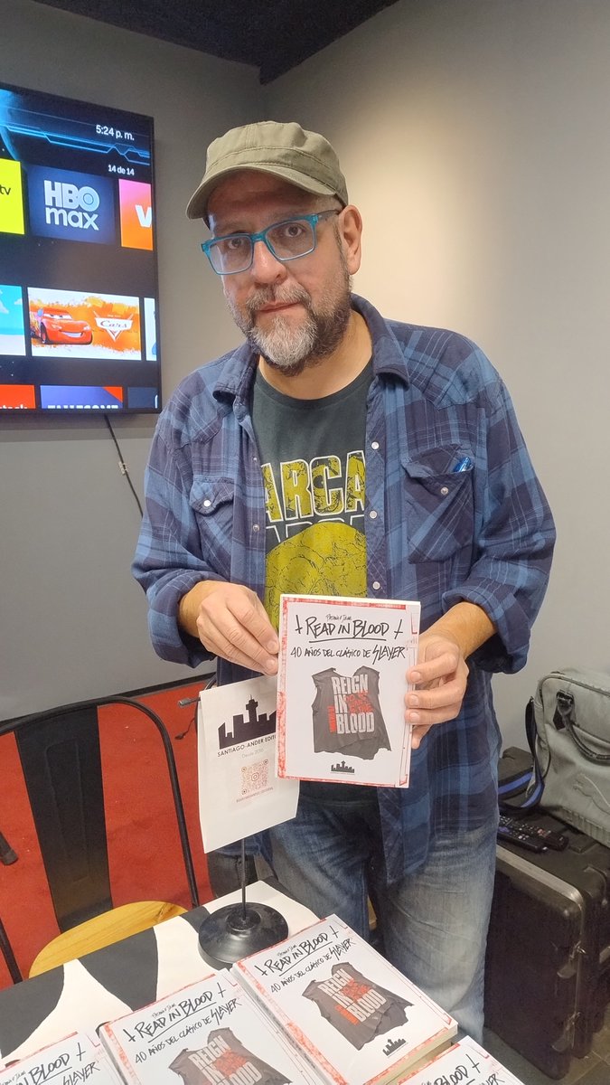 stgoandereditor's tweet photo. Muchas gracias a quienes asistieron a Casa Estudio @rockaxisoficial, junto al autor Pato Jara y su libro sobre @Slayer y el disco #ReignInBlood. Saludos! 🥳📚🚀🎸 https://t.co/NfeauyiUtS
