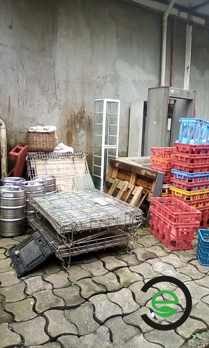 EkoloConsulting's tweet photo. On évalue souvent un supermarché à ses rayons. Un auditeur hygiène l’évalue aussi à sa zone déchets.

Retour de visite terrain dans une grande surface à Douala.

Derrière les rayons bien achalandés et l’expérience client visible, il existe une zone souvent ignorée… mais  ... 1/5 https://t.co/aNFZ8yuXkg