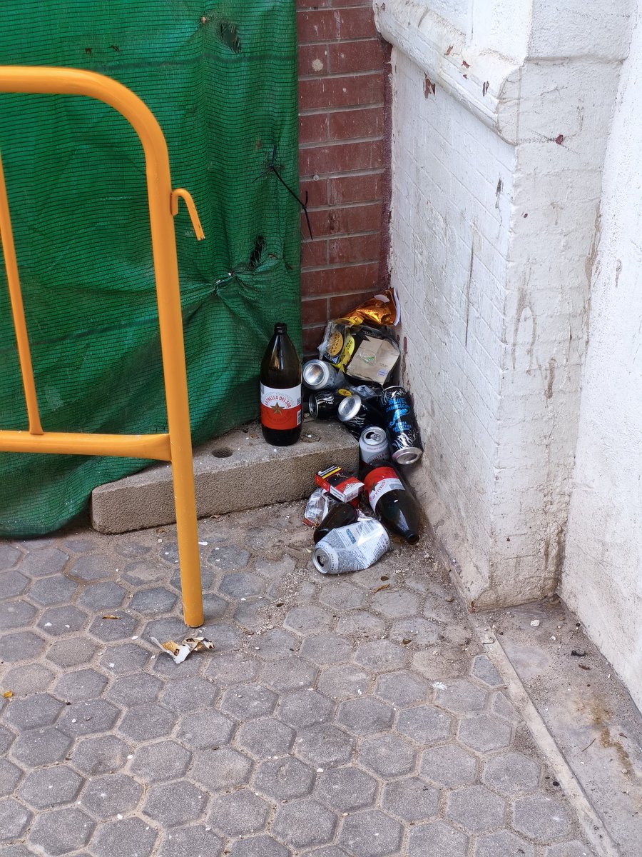 Mi_Barrio_Digno's tweet photo. No recordamos cuándo fue la última vez que paseando por D. Fabrique no nos encontramos con escenas así: borrachos tirados al suelo, basura acumulada y sensación de abandono...Y todo ello a escasos metros del Parlamento de Andalucía

Mucho ánimo @DistritoVecino No estáis solos!! https://t.co/DDNWCEyFVw