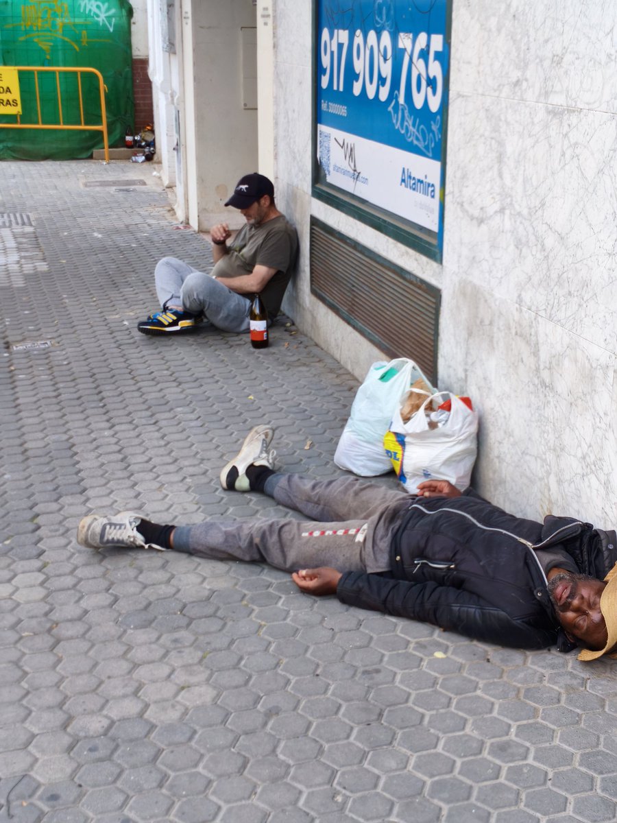 Mi_Barrio_Digno's tweet photo. No recordamos cuándo fue la última vez que paseando por D. Fabrique no nos encontramos con escenas así: borrachos tirados al suelo, basura acumulada y sensación de abandono...Y todo ello a escasos metros del Parlamento de Andalucía

Mucho ánimo @DistritoVecino No estáis solos!! https://t.co/DDNWCEyFVw