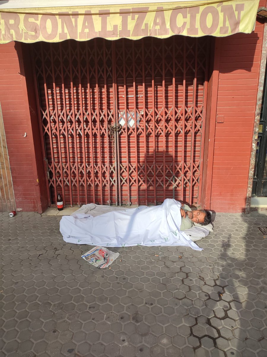 Mi_Barrio_Digno's tweet photo. No recordamos cuándo fue la última vez que paseando por D. Fabrique no nos encontramos con escenas así: borrachos tirados al suelo, basura acumulada y sensación de abandono...Y todo ello a escasos metros del Parlamento de Andalucía

Mucho ánimo @DistritoVecino No estáis solos!! https://t.co/DDNWCEyFVw