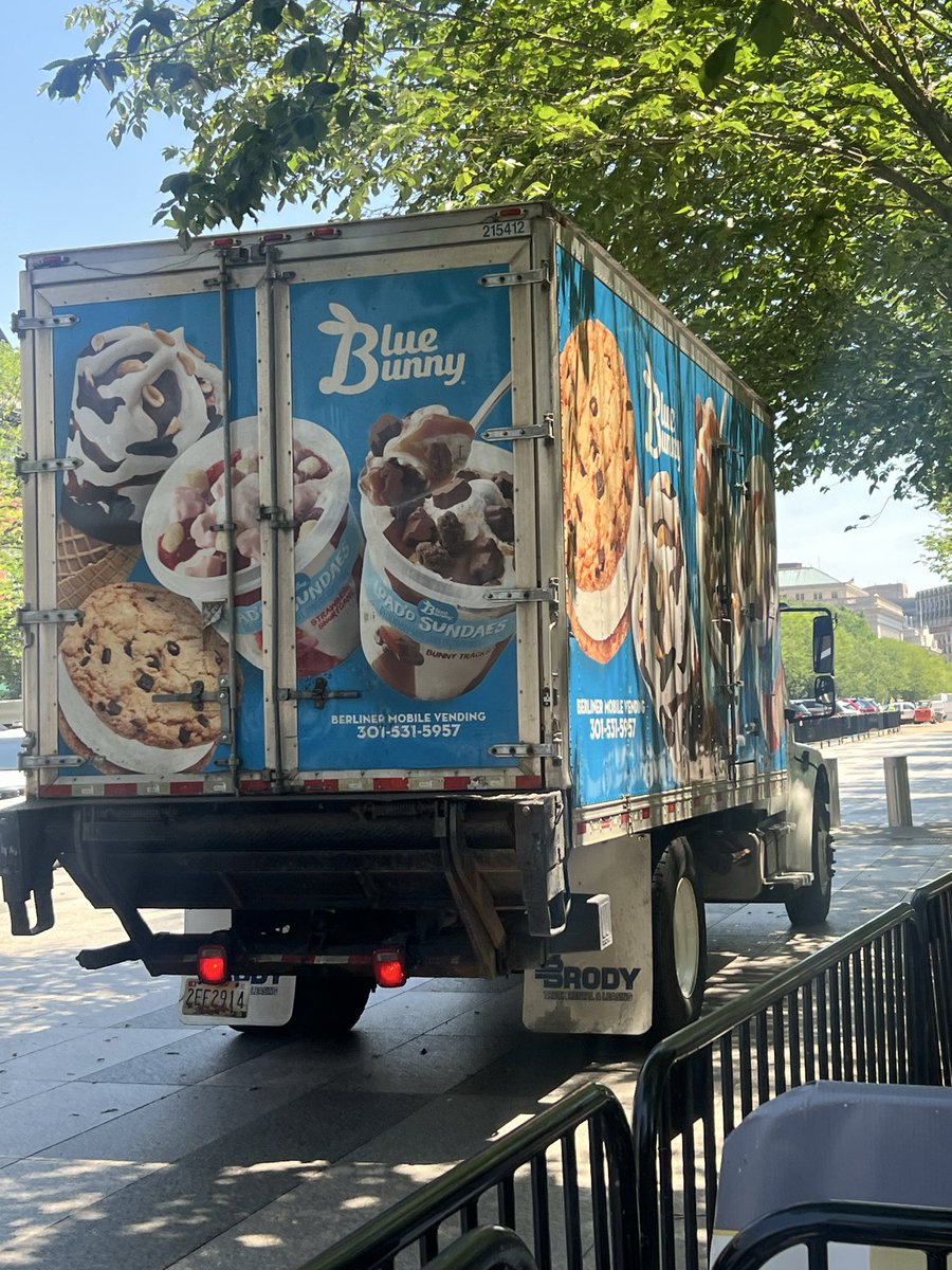 Emilylgoodin's tweet photo. Ice cream truck has arrived at the White House, where it’s 86 degrees today https://t.co/qOD6qWHM70