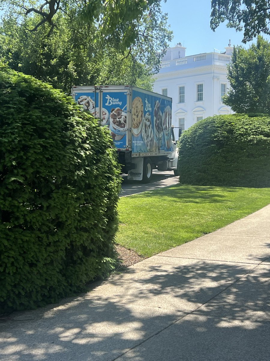 Emilylgoodin's tweet photo. Ice cream truck has arrived at the White House, where it’s 86 degrees today https://t.co/qOD6qWHM70