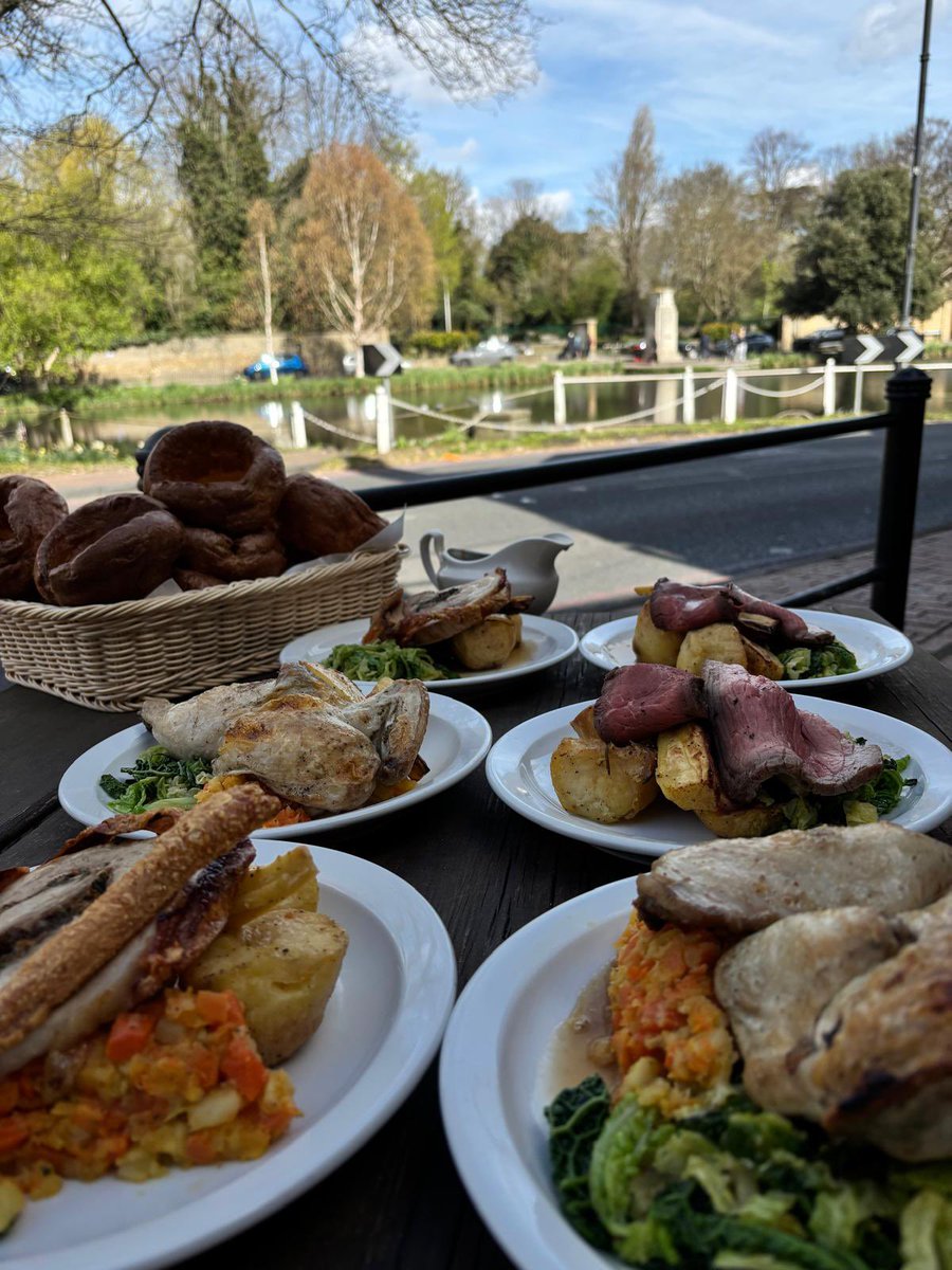 GreyhoundH's tweet photo. Bank holiday weekend is coming up &amp; the sun will be shining… pop down and enjoy a spritz in our gorgeous sun catching garden☀️

@youngspubs #bankholiday #bankholidayweekend #summerspritz #spritz https://t.co/v0AHuTcwZu