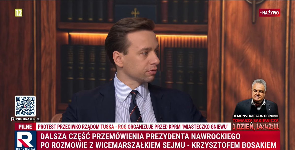 RepublikaTV's tweet photo. #GabinetSakiewicza | @KrzysztofBosak (@Konfederacja_): W pierwszej kolejności chciałbym przekazać wyrazy solidarności dla wszystkich, którzy są dotknięci tym nękaniem. Myślę, że to jest najdelikatniejsze słowo, jakiego należałoby użyć w tej sytuacji. Wiem, że sprawa redaktora Sakiewicza stała się najbardziej medialną, ale dotknęła też wielu innych dziennikarzy i osób, które niekoniecznie chcą, żeby przykrości, które ich spotykają, były medialne. Chciałbym im wszystkim przekazać w imieniu swoim i Klubu Konfederacji wyrazy solidarności i obietnicę działania do wyjaśnienia tych okoliczności do końca. Zrobimy to niezależnie od tego, czy będzie trzeba czekać na zmianę władzy, czy będzie to możliwe jeszcze w tej kadencji Sejmu.

#włączprawdę #TVRepublika