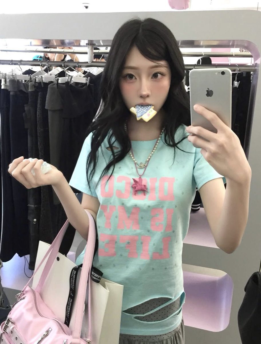 prevnseoul's tweet photo. ꒰ Pre ꒱ Luvistrue ⊹*⟡ 👩🏻👚🩵✩  ༘⋆｡

SY disco damage tee 3 colors
★ ลด 35% เหลือ 1050.- ส่งฟรี (มัดจำ 500.-) 

🛩️ ส่งกลับแอร์ ♡ รับพรีจนกว่าคูปองจะหมดค่ะ
#luvistrue #เสื้อluvistrue #พรีออเดอร์เกาหลี https://t.co/22RyDzV2gk