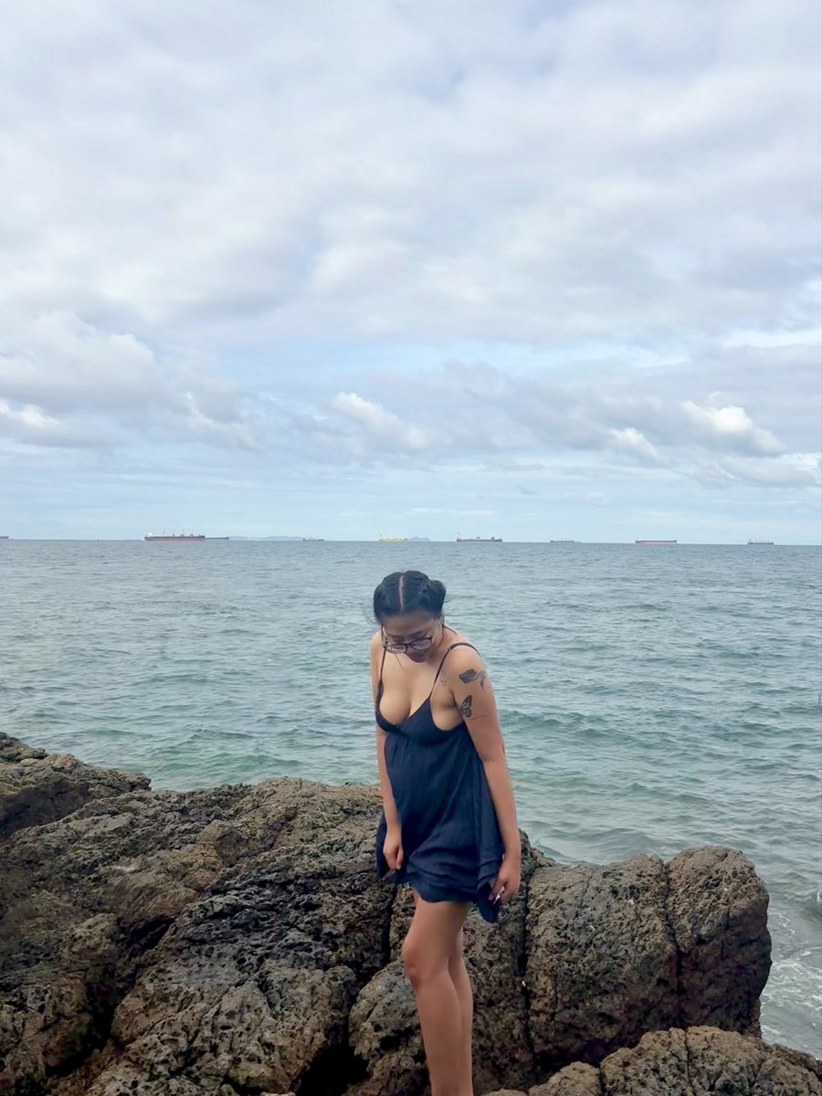 imameooow's tweet photo. Sea or me https://t.co/sVydYrzt0r