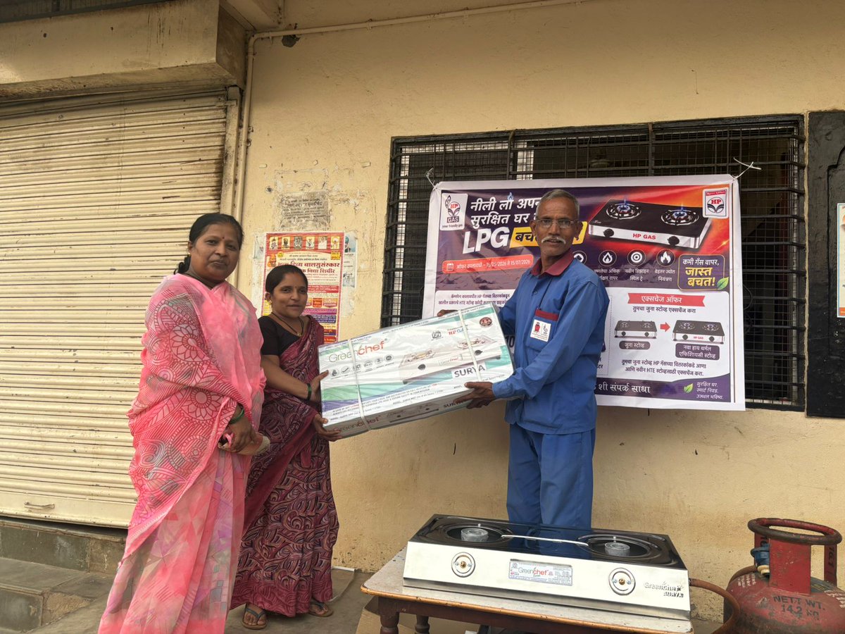 GoaLpg_hpcl's tweet photo. #HPGas encourages customers to adopt High Thermal Efficiency (74%)Stoves through“नीली लौ अपनाए, सुरक्षित घर बनाए"at IndumatiHPgas #Kolhapur,
#BetterLPGsavings
#ImprovedSafety #FasterCooking
Upgrade today
#नीलीलौअपनाएसुरक्षितघरबनाए #SaveEnergy
@HPGAS_HQO @HPCL @PetroleumMin https://t.co/GlYhzlOT8z