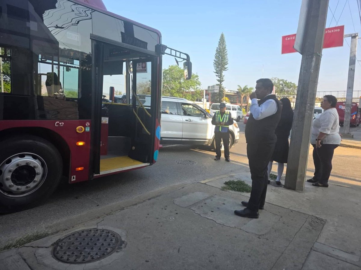 Imagen_Oax's tweet photo. 🚨 #AlertaVial | Se registra choque entre una unidad del #Binnibús y una camioneta particular sobre la carretera federal 190, a la altura de la escuela Carlos Gracida, frente al Monumento a la Madre. 🚍💥🚗

⚠️ Se recomienda a automovilistas manejar con precaución y tomar vías alternas.

📸 Redes
