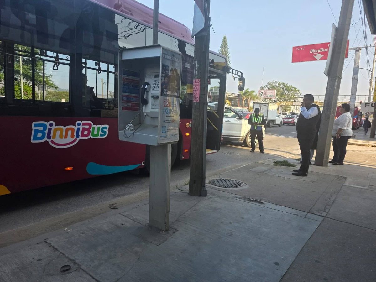 Imagen_Oax's tweet photo. 🚨 #AlertaVial | Se registra choque entre una unidad del #Binnibús y una camioneta particular sobre la carretera federal 190, a la altura de la escuela Carlos Gracida, frente al Monumento a la Madre. 🚍💥🚗

⚠️ Se recomienda a automovilistas manejar con precaución y tomar vías alternas.

📸 Redes
