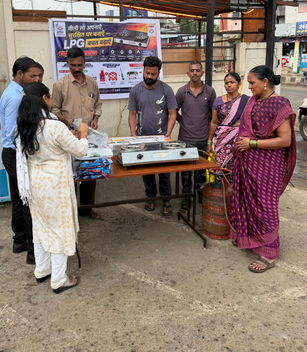 GoaLpg_hpcl's tweet photo. #HPGas encourages customers to adopt High Thermal Efficiency (74%)Stoves through“नीली लौ अपनाए, सुरक्षित घर बनाए"at SudarshanHPgas #Kolhapur,
#BetterLPGsavings
#ImprovedSafety #FasterCooking
Upgrade today
#नीलीलौअपनाएसुरक्षितघरबनाए #SaveEnergy
@HPGAS_HQO @HPCL @PetroleumMin https://t.co/J7WKop7phZ