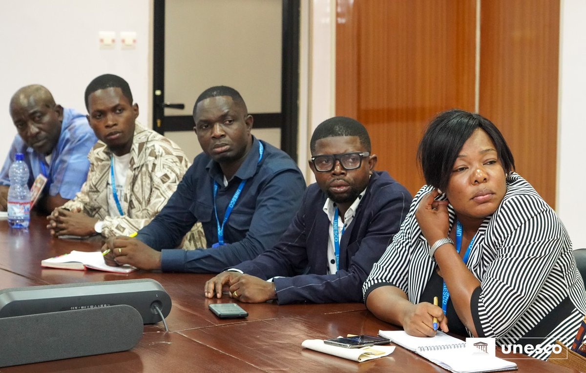 UNESCOKinshasa's tweet photo. 🌍 𝗟'𝗔𝗳𝗿𝗶𝗾𝘂𝗲 𝗰𝗲𝗻𝘁𝗿𝗮𝗹𝗲 𝘀'𝘂𝗻𝗶𝘁 𝗽𝗼𝘂𝗿 𝗽𝗿𝗼𝘁𝗲́𝗴𝗲𝗿 𝘀𝗮 𝗺𝗲́𝗺𝗼𝗶𝗿𝗲 𝗰𝗼𝗹𝗹𝗲𝗰𝘁𝗶𝘃𝗲 

✅ L'#UNESCO a accueilli le 15 mai 2026 à #Kinshasa un atelier régional dédié à l’inscription au Registre international « 𝗠𝗲́𝗺𝗼𝗶𝗿𝗲 𝗱𝘂 𝗠𝗼𝗻𝗱𝗲 ». Organisé à l’initiative de la #CENARBICA, cet événement hybride a rassemblé, en présentiel et à distance, des dizaines d’archivistes, de chercheurs et de gestionnaires de données de la sous-région.
✅ Cette synergie transfrontalière, saluée par le Dr @isaiasbr, Représentant de l’UNESCO en #RDC, s’impose désormais comme un moteur essentiel pour la sauvegarde de la mémoire collective. 
✅ Au cours  des échanges, le Comité National Mémoire du Monde de la RDC a présenté sa vision stratégique, détaillant les critères rigoureux d'inscription, le fonctionnement des registres (congolais, africain et international), ainsi qu'une feuille de route claire pour guider les actions futures.

📍 Pour pérenniser cette dynamique, l’UNESCO réaffirme son soutien aux côtés des autorités congolaises. Un engagement qui se traduira par la préservation concrète des collections historiques, le renforcement des compétences des professionnels de terrain et un accompagnement sur mesure tout au long des processus de candidature.

#UNESCO #RDC #CENARBICA 
#PatrimoineDocumentaire #Archives 
#MemoireDuMonde #AfriqueCentrale