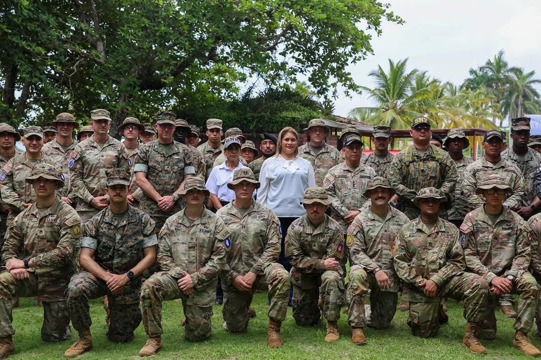 GobDeColon's tweet photo. La vicegobernadora Marysin Cedeño, participó en la clausura del 6to Curso de Supervivencia en Selva, fortaleciendo capacidades de seguridad en cooperación Panamá y EE.UU. https://t.co/BpIZw5gT4G