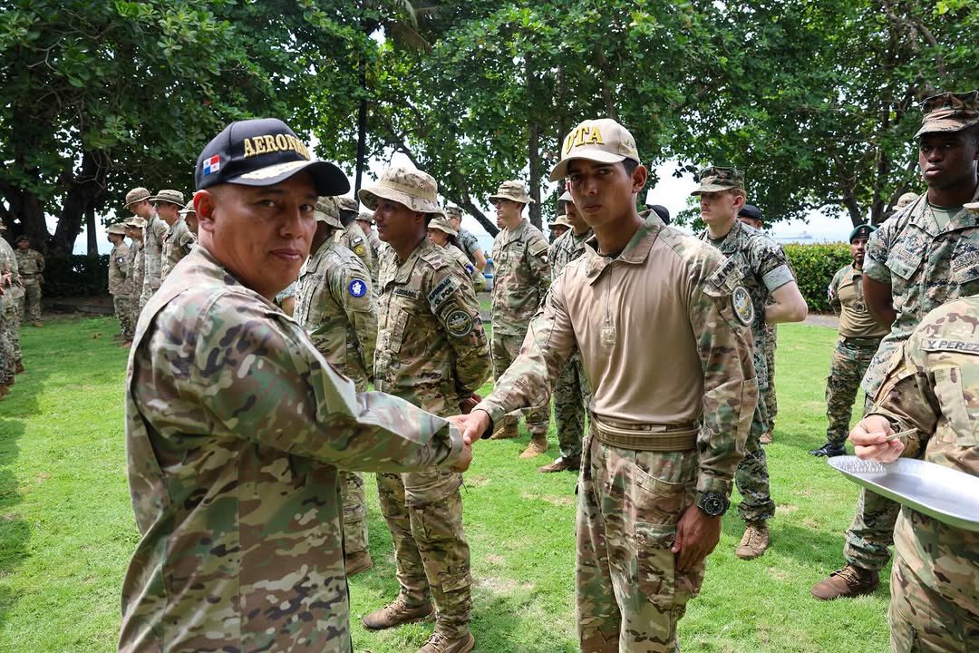 GobDeColon's tweet photo. La vicegobernadora Marysin Cedeño, participó en la clausura del 6to Curso de Supervivencia en Selva, fortaleciendo capacidades de seguridad en cooperación Panamá y EE.UU. https://t.co/BpIZw5gT4G