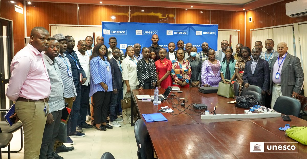 UNESCOKinshasa's tweet photo. 🌍 𝗟'𝗔𝗳𝗿𝗶𝗾𝘂𝗲 𝗰𝗲𝗻𝘁𝗿𝗮𝗹𝗲 𝘀'𝘂𝗻𝗶𝘁 𝗽𝗼𝘂𝗿 𝗽𝗿𝗼𝘁𝗲́𝗴𝗲𝗿 𝘀𝗮 𝗺𝗲́𝗺𝗼𝗶𝗿𝗲 𝗰𝗼𝗹𝗹𝗲𝗰𝘁𝗶𝘃𝗲 

✅ L'#UNESCO a accueilli le 15 mai 2026 à #Kinshasa un atelier régional dédié à l’inscription au Registre international « 𝗠𝗲́𝗺𝗼𝗶𝗿𝗲 𝗱𝘂 𝗠𝗼𝗻𝗱𝗲 ». Organisé à l’initiative de la #CENARBICA, cet événement hybride a rassemblé, en présentiel et à distance, des dizaines d’archivistes, de chercheurs et de gestionnaires de données de la sous-région.
✅ Cette synergie transfrontalière, saluée par le Dr @isaiasbr, Représentant de l’UNESCO en #RDC, s’impose désormais comme un moteur essentiel pour la sauvegarde de la mémoire collective. 
✅ Au cours  des échanges, le Comité National Mémoire du Monde de la RDC a présenté sa vision stratégique, détaillant les critères rigoureux d'inscription, le fonctionnement des registres (congolais, africain et international), ainsi qu'une feuille de route claire pour guider les actions futures.

📍 Pour pérenniser cette dynamique, l’UNESCO réaffirme son soutien aux côtés des autorités congolaises. Un engagement qui se traduira par la préservation concrète des collections historiques, le renforcement des compétences des professionnels de terrain et un accompagnement sur mesure tout au long des processus de candidature.

#UNESCO #RDC #CENARBICA 
#PatrimoineDocumentaire #Archives 
#MemoireDuMonde #AfriqueCentrale