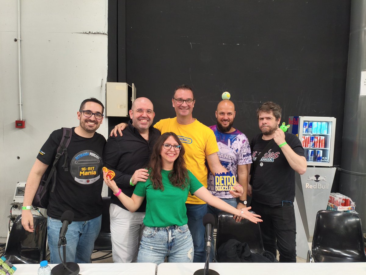 Kitana_Ly's tweet photo. Este año tuve el placer de hacer de nuevo el Trivial del videojuego clásico junto a @IsaacVianaT en @RetroBarcelona 
¡Lo pasamos genial! Hubo muchas risas y muy buen ambiente 😊
Enhorabuena a @DaniRabinat @IveliasZero @RecunchoGamer @franvh por llegar hasta el final ☝🏻💯 https://t.co/YrMRO6kUrm