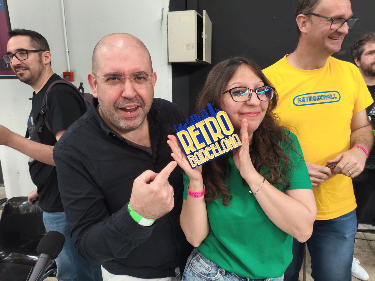 Kitana_Ly's tweet photo. Este año tuve el placer de hacer de nuevo el Trivial del videojuego clásico junto a @IsaacVianaT en @RetroBarcelona 
¡Lo pasamos genial! Hubo muchas risas y muy buen ambiente 😊
Enhorabuena a @DaniRabinat @IveliasZero @RecunchoGamer @franvh por llegar hasta el final ☝🏻💯 https://t.co/YrMRO6kUrm