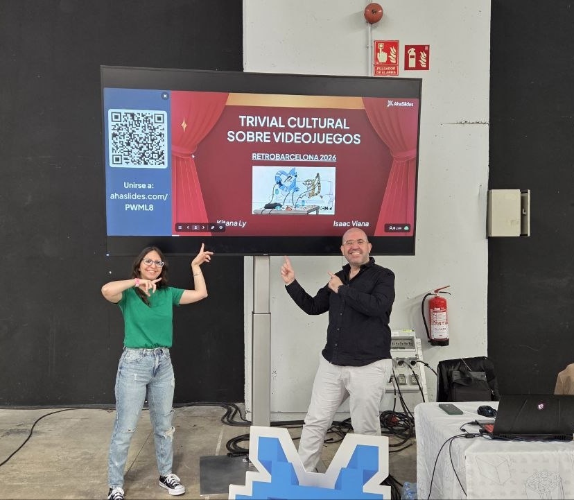 Kitana_Ly's tweet photo. Este año tuve el placer de hacer de nuevo el Trivial del videojuego clásico junto a @IsaacVianaT en @RetroBarcelona 
¡Lo pasamos genial! Hubo muchas risas y muy buen ambiente 😊
Enhorabuena a @DaniRabinat @IveliasZero @RecunchoGamer @franvh por llegar hasta el final ☝🏻💯 https://t.co/YrMRO6kUrm
