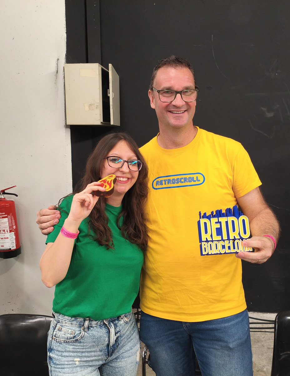 Kitana_Ly's tweet photo. Este año tuve el placer de hacer de nuevo el Trivial del videojuego clásico junto a @IsaacVianaT en @RetroBarcelona 
¡Lo pasamos genial! Hubo muchas risas y muy buen ambiente 😊
Enhorabuena a @DaniRabinat @IveliasZero @RecunchoGamer @franvh por llegar hasta el final ☝🏻💯 https://t.co/YrMRO6kUrm