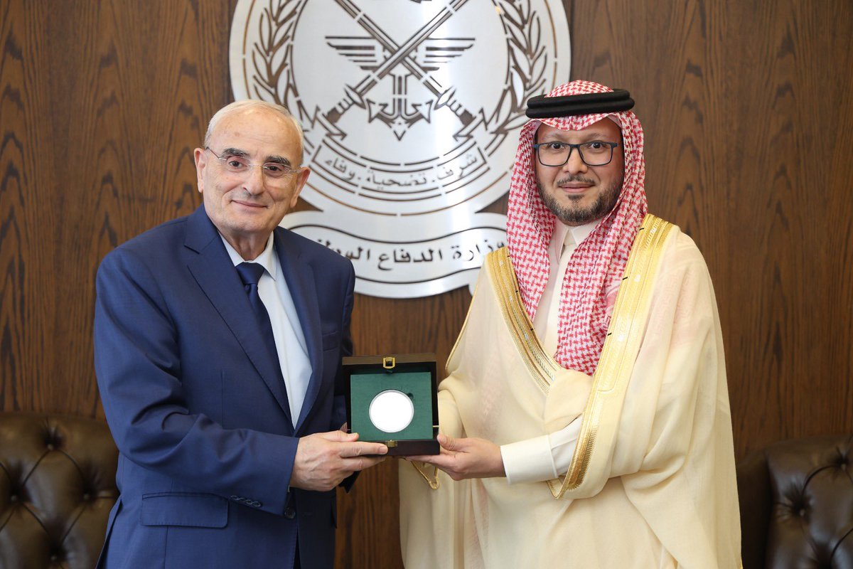 LebanonDefense's tweet photo. استقبل وزير الدفاع الوطني اللواء ميشال منسى في مكتبه في اليرزة اليوم سفير المملكة العربية السعودية لدى لبنان وليد البخاري، في زيارة وداعية بمناسبة انتهاء مهامه في لبنان، وجرى خلال اللقاء استعراض الأوضاع الراهنة والحرب القائمة التي تطال تداعياتها معظم دول المنطقة، وتمنّى الجانبان نجاح المفاوضات الجارية بما يحقق مصلحة الجميع.
نوّه وزير الدفاع الوطني بالجهود التي بذلها السفير السعودي في تعزيز العلاقات الثنائية بين لبنان والمملكة العربية السعودية وتطوير التعاون المشترك بينهما في مختلف المجالات، شاكرًا المملكة على وقوفها الدائم إلى جانب لبنان، لا سيما خلال الظروف الاستثنائية التي تمرّ بها البلاد.
بدوره أكّد السفير البخاري استمرار التزام المملكة الوقوف إلى جانب لبنان وشعبه ومؤسساته وجميع مكوناته، مشيرًا إلى أنّ القيادة السعودية تعمل بعقلانية وحكمة انطلاقًا من خيارها القائم على التهدئة والسلام في المنطقة. كما شدّد على دعم بلاده لجهود رئيس الجمهورية اللبنانية ورئيس الحكومة في هذه المرحلة الحساسة، لافتًا إلى أنّ أولوية السياسة الخارجية السعودية الحالية تتمثّل في تعزيز السلم الأهلي وترسيخ العيش المشترك في لبنان.
وفي ختام اللقاء، تمنّى وزير الدفاع الوطني للسفير السعودي التوفيق في مهامه المستقبلية.