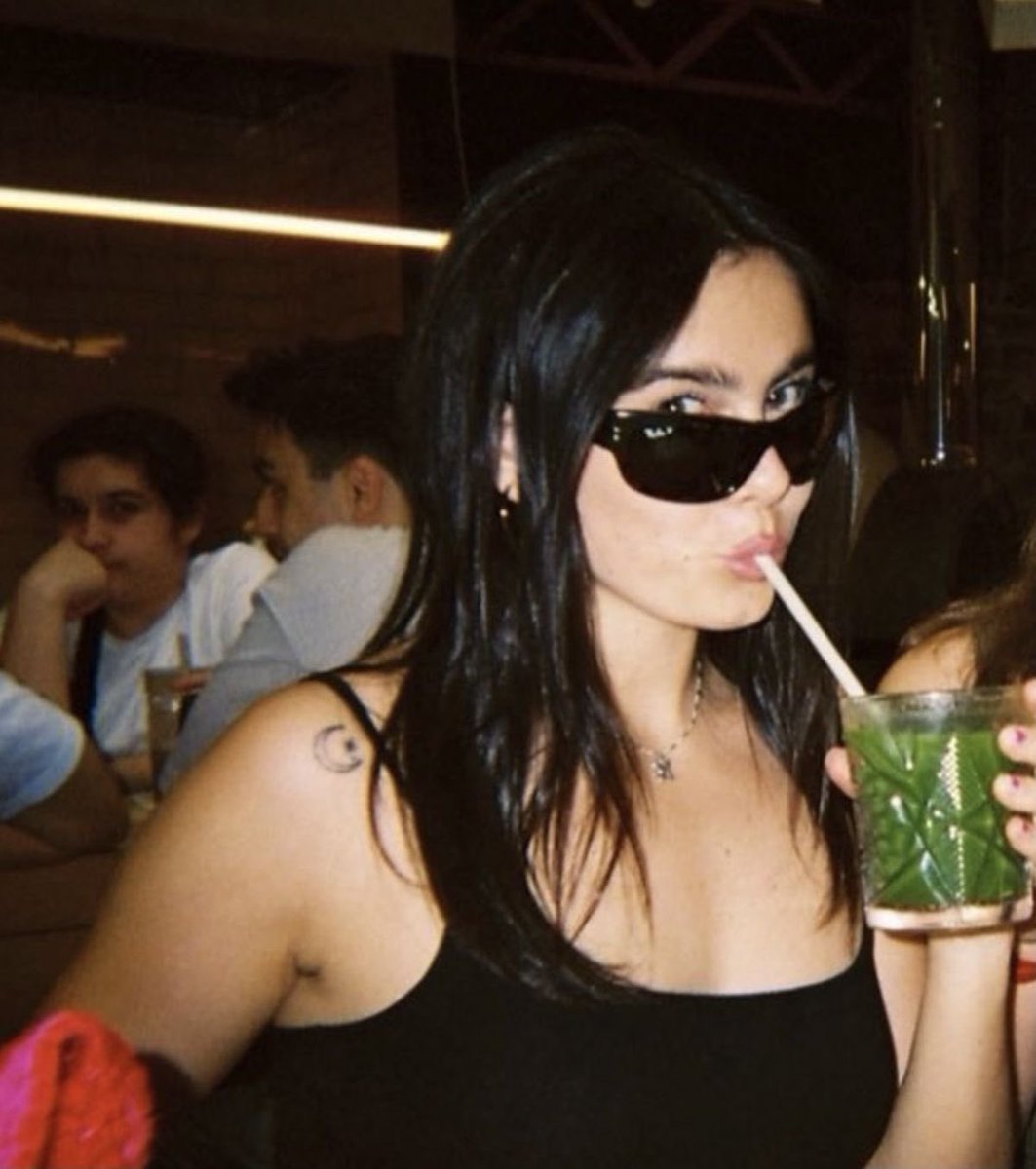 byeinvitada's tweet photo. Kivi Social Media Au | La Despedida

Donde a V la invitan a una despedida donde está su ex pero no puede faltar porque la que se casa es su mejor amiga 

O 

Donde C cree que ya ha superado a su ex pero al verla de nuevo x primera vez en un año descubre que nunca la olvidó https://t.co/qTRBfYKI4r