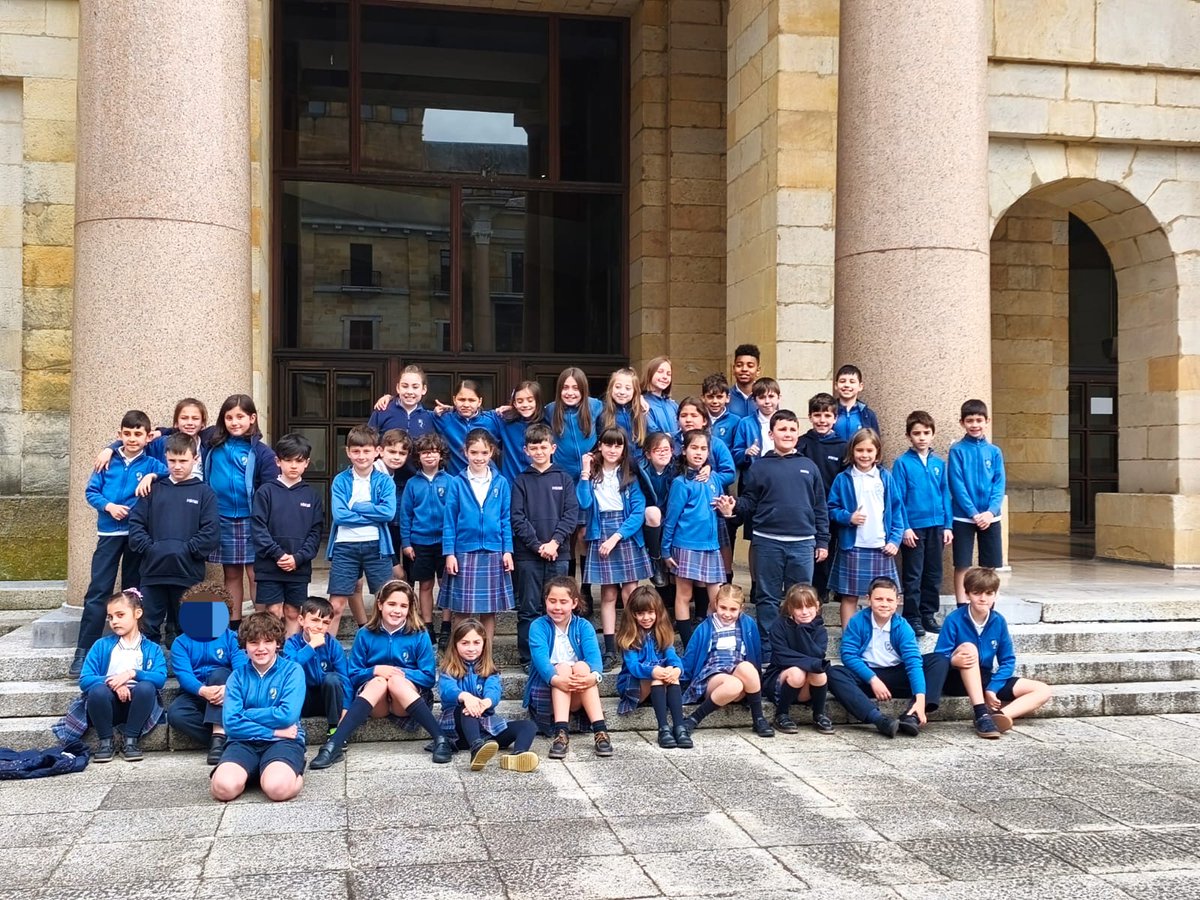 nscovadonga's tweet photo. Visita al Teatro.Laboral de Gijón
#primaria #teunes https://t.co/7uykdf1pPB