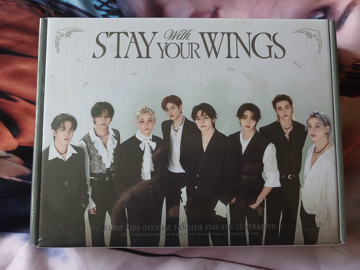 lexilight98's tweet photo. Membership kit arrived !!

Yes i did buy it, no i did not boycott because it was  never EVER going to work in your favour 

And anyone who comes at me will be blocked 

The pack its self I love its very classy the photobook us beautiful and the guys all look so handsome 😊🥰 https://t.co/7FM4jIxD2Y
