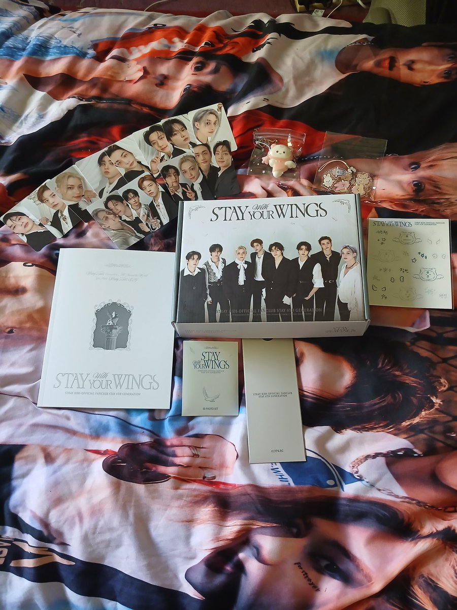 lexilight98's tweet photo. Membership kit arrived !!

Yes i did buy it, no i did not boycott because it was  never EVER going to work in your favour 

And anyone who comes at me will be blocked 

The pack its self I love its very classy the photobook us beautiful and the guys all look so handsome 😊🥰 https://t.co/7FM4jIxD2Y