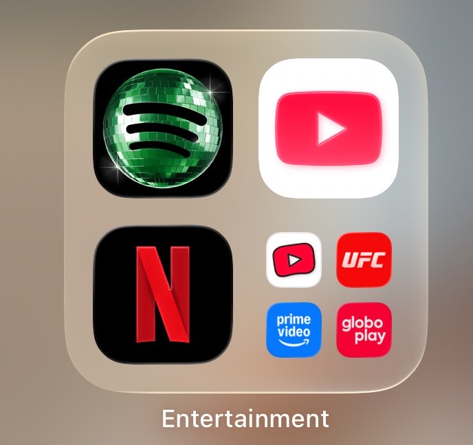 viniciusdanone's tweet photo. Hey @Spotify, IMO, I’m unhappy with this change to the app icon. It’s harder to find than on Apple CarPlay. Honestly, it’s the worst change from a simple and nice app icon to the previous version. https://t.co/xEPPhjlrQh