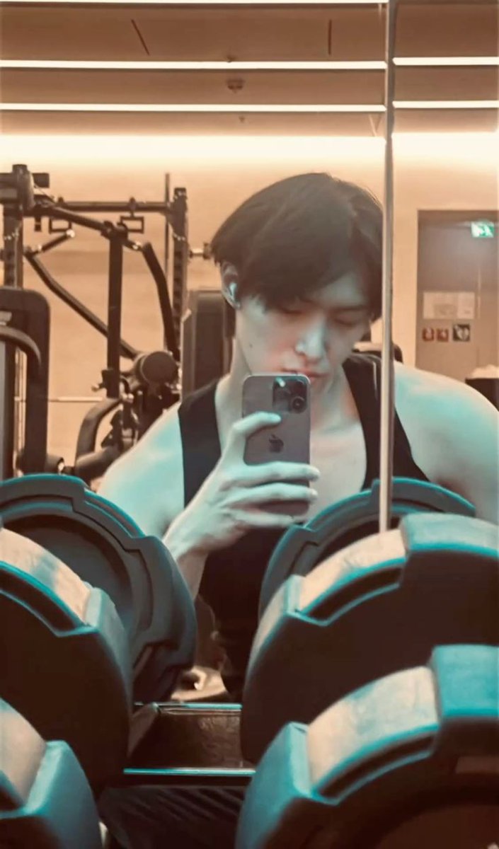 miggimage's tweet photo. boti manly 5 kali seminggu ke gym, squat 20x, deadlift, pull up, push up 100x, plank 2 menit, kardio, renang, jogging. only makan dada ayam sama buah buat ngemil. muka di disensor pake stiker/coretan bnw n suka hit twt tiap nyeritain kegiatan fun sama bfnya itu https://t.co/Upfr20PmFW