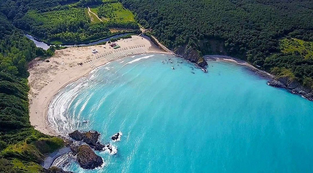 Bulgaria's tweet photo. 🇧🇬 When Bangaranga plays, we instantly picture Bulgaria’s most beautiful places…

Dancing through lavender fields 🌸  
Dipping our feet in the Black Sea 🏖️  
Strolling Sofia’s vibrant streets 🏛️  
Finding peace in the mountains 🏔️  

Where will the rhythm take you this summer? 🌊✨

#Bangaranga #Dara #VisitBulgaria