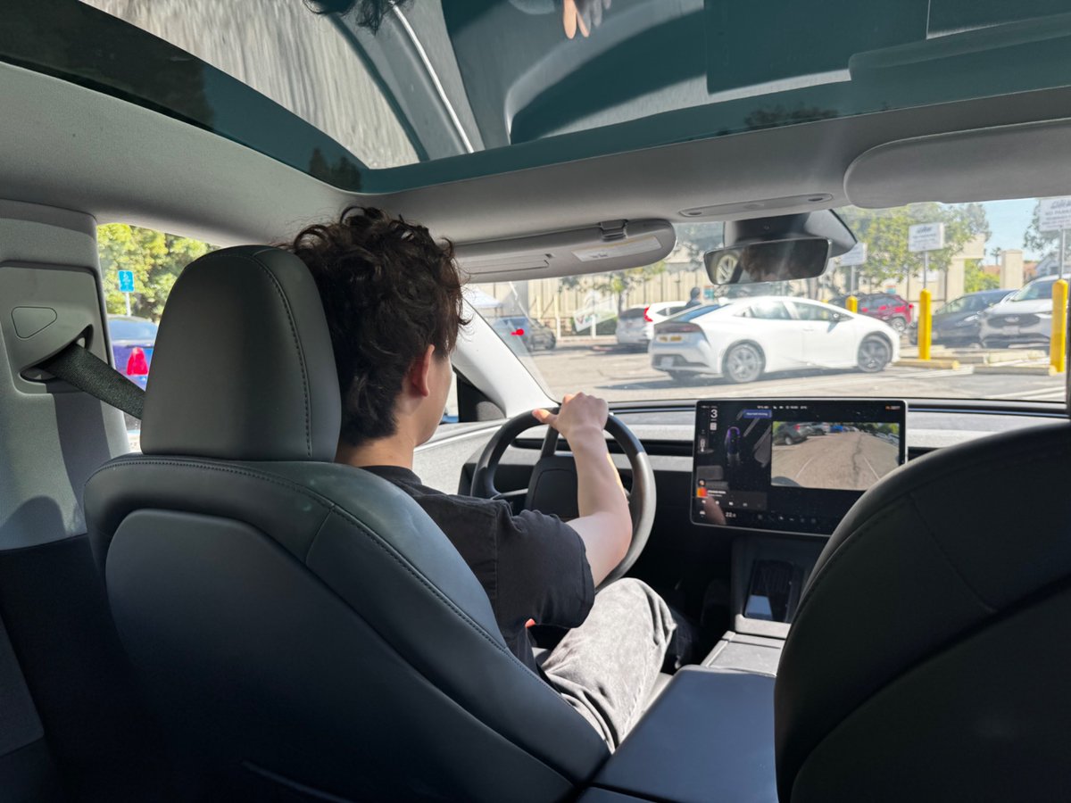 YRonLi3's tweet photo. First-Gen AI native driver. 🤖🚗 @Tesla_AI https://t.co/feOLYzbiYu