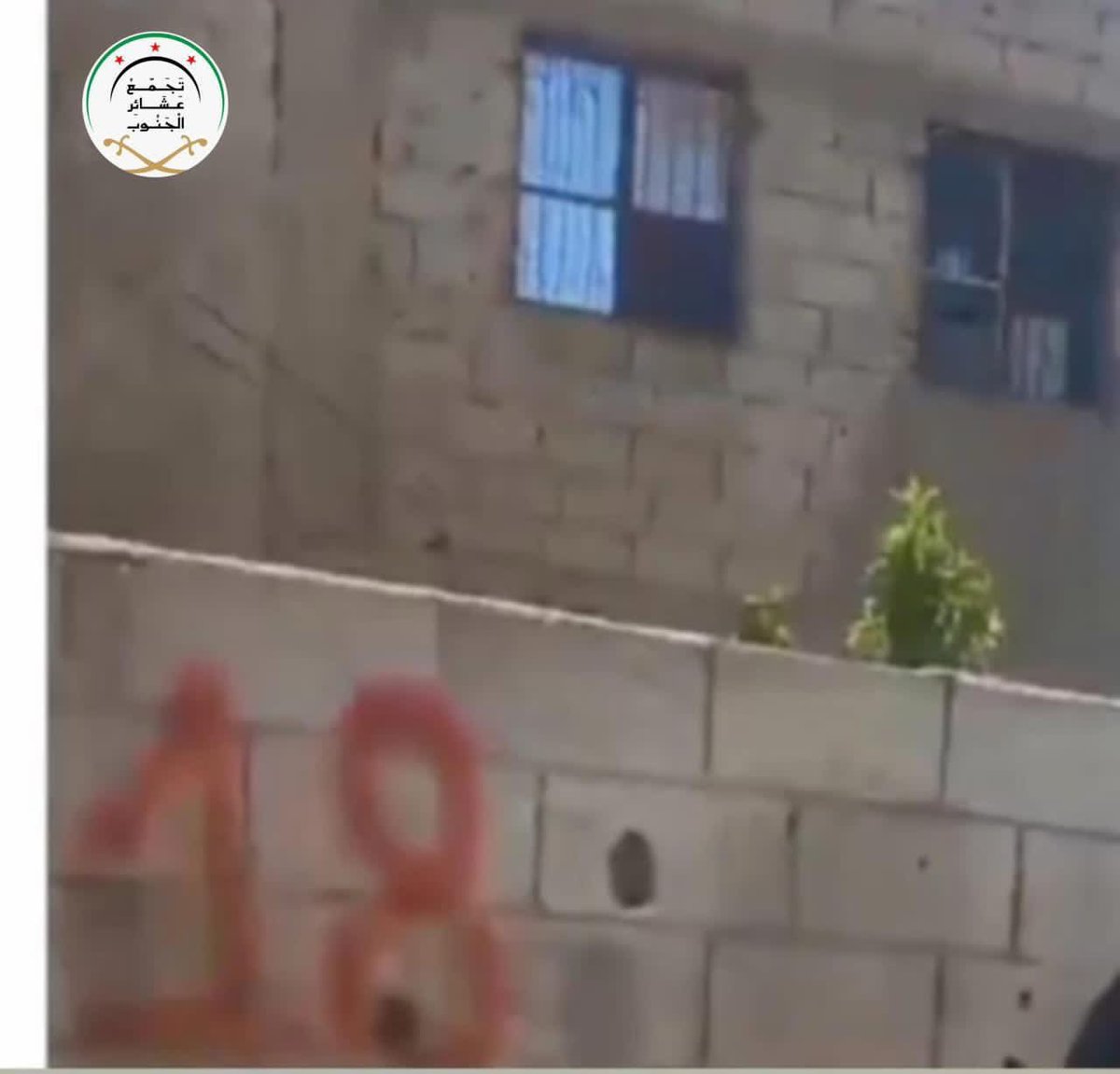 omar_alharir's tweet photo. تجمع عشائر السويداء :

ترقيم منازل حي العشائر في شهبا ، تمهيداً لتغيير ديمغرافي .

في صورة حصرية حصل عليها تجمع عشائر الجنوب ، تظهر قيام عصابات مدينة شهبا شمالي المحافظة بكتابة أرقام على منازل حي العشائر ، وذلك لتسهيل تسليمها لاهالي من المدينة نفسها ،  في سياق تغيير ديمغرافي تعمل عليه مليشيات الهجري ، بعد قتل وتهجير أهالي الحي منذ شهر تموز العام الماضي.

مصادر محلية من داخل السويداء ، قالت بأن المنازل التي سلمت من الهدم والحرق ، تقوم جماعات الهجري بحجز البيوت والاستيلاء عليها ، وبعضها جرى خلافات عليها بين العصابات تطورت لاطلاق نار بينها أدى إلى إصابات وقتلى في بعض الحالات التي رصدت في حيي المقوس وشهبا.

الجدير بالذكر أن الجماعات الأهلية الموالية لحكمت الهجري ، مع العصابات المنضوية في ما يسمى الحرس الوطني ، كانت قد أحرقت وسلبت ممتلكات ومنازل العشائر في أحداث تموز العام الماضي ، لتعود العصابات الى إعتماد نهج النظام البائد من خلال تغيير ديمغرافي ، والذي يعد من جرائم الحرب .