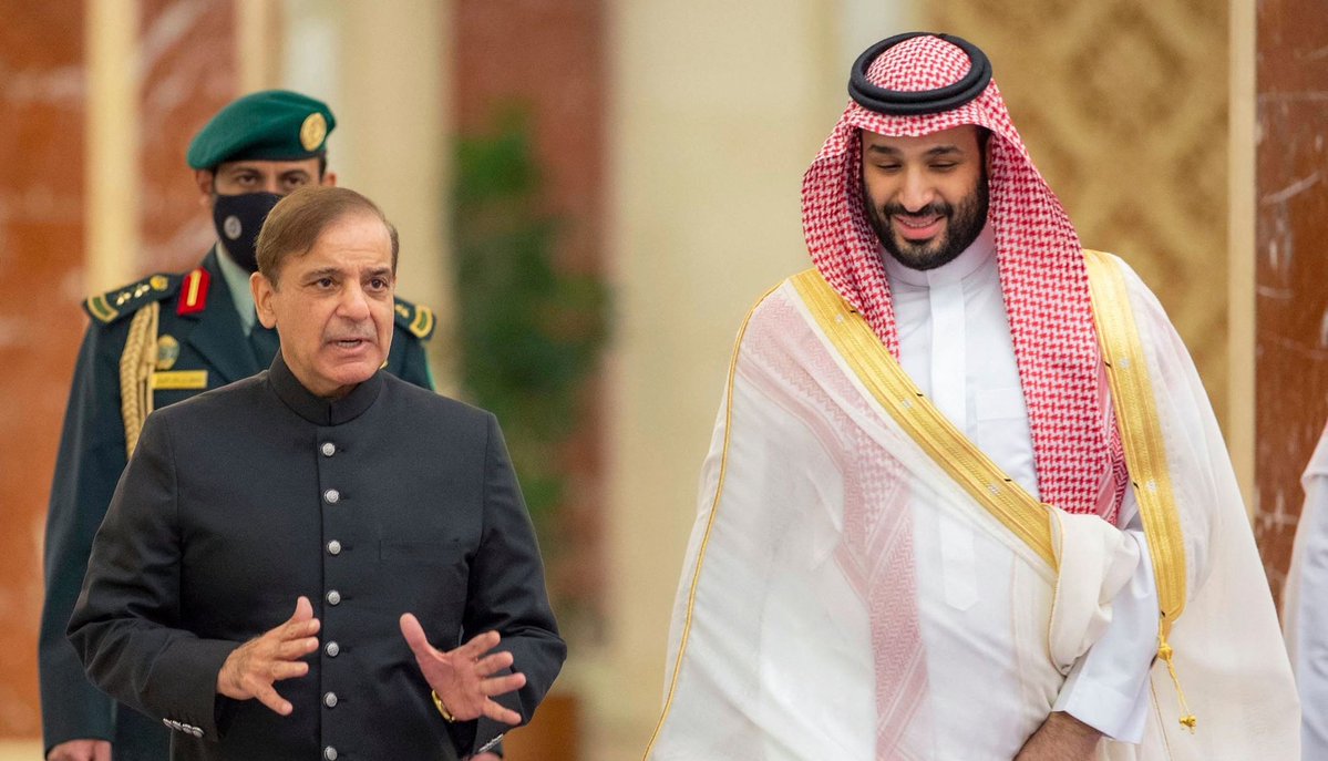 MeNirajK's tweet photo. #Pakistan has deployed 8,000 troops, fighter jets, drones and air defence systems to Saudi Arabia under a mutual defence pact.

It will be interesting to see whether Pakistan would step in to defend #Saudi_Arabia, which hosts US military bases. https://t.co/Y2vX9LvGvp