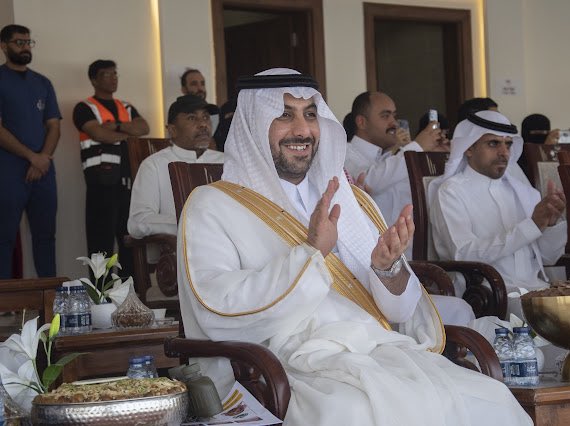 onaizah_multaqa's tweet photo. #عنيزة

شهد محافظ عنيزة الأستاذ سعد بن عبدالله السليم الحفل الختامي لموسم سباقات الخيل بميدان فروسية عنيزة لعام 1447هـ، بحضور ملاك الخيل ومحبي رياضة الفروسية.

وتضمن الحفل عدداً من أشواط السباق التي شهدت منافسة قوية بين الجياد المشاركة، قبل أن يكرّم المحافظ الداعمين والرعاة ويسلّم الجوائز للفائزين، مشيداً بجهود ميدان الفروسية في دعم هذه الرياضة الأصيلة